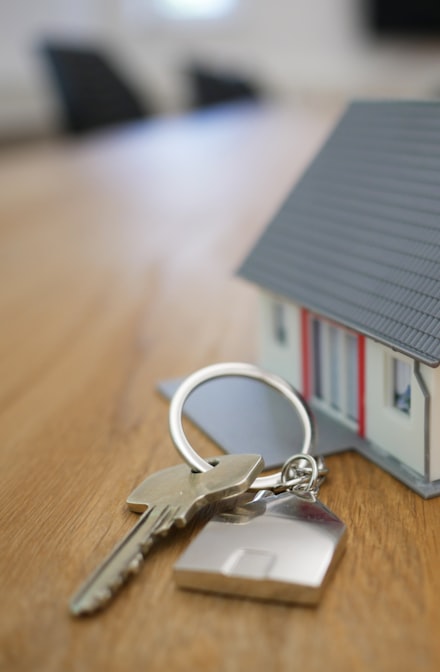 Yeni alınan evin anahtarı ve ev maketi